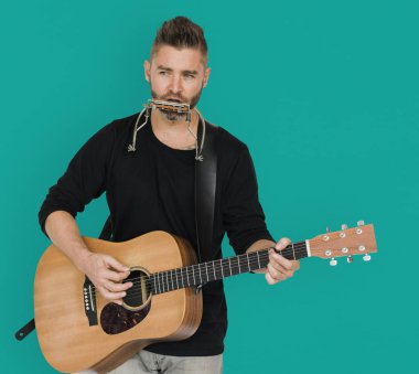 Adam akustik gitar çalıyor.