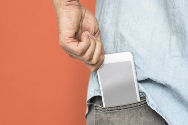 El ele tutuşan akıllı telefon.