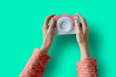 İnsan eli kamera tutarak