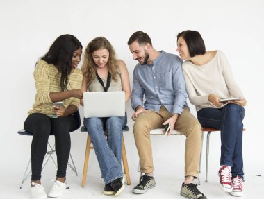 Dijital aygıtlar kullanan insanlar