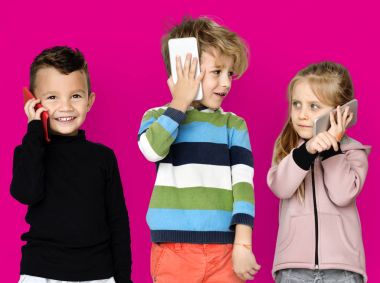 akıllı telefonlar kullanan arkadaşlar