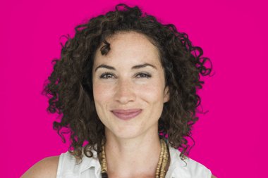 Stüdyo gülümseyen içinde kıvırcık saçlı kadın