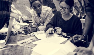 birlikte çalışan arkadaşlar öğrenciler