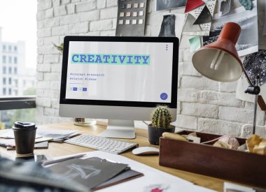 bilgisayar monitöründe çalışma alanı tablosu