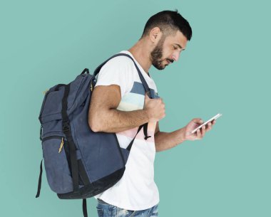 adam akıllı telefon kullanma sırt çantası ile