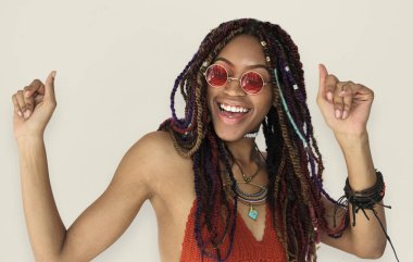 Kadın gülümsüyor ve stüdyoda dans