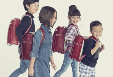 sırt çantaları ile yürüme çocuklar