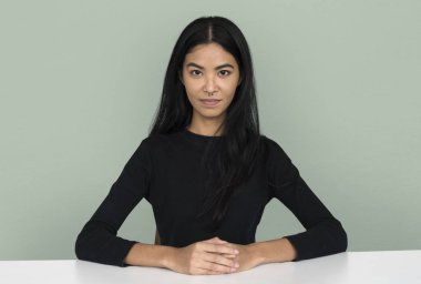 Asyalı kadın tablosu tarafından oturur