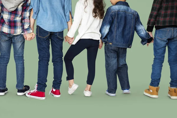 Niños de pie juntos — Foto de Stock