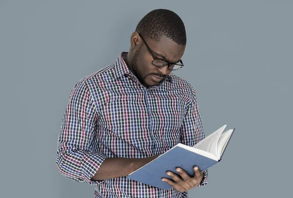 Preto etnia homem leitura livro — Fotografia de Stock