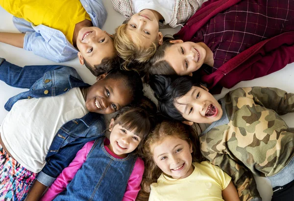 Kinder legen sich gemeinsam auf den Boden — Stockfoto