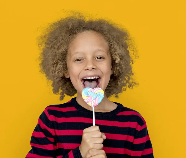 Afrikaanse jongen eten lollipop — Stockfoto