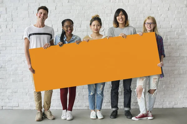 Estudiantes sosteniendo banner vacío — Foto de Stock