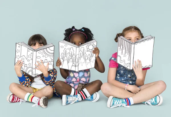 Девушки закрывают лица книгами — стоковое фото
