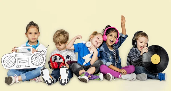 Niños escuchando música en el estudio — Foto de Stock