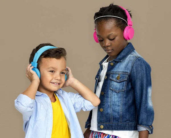 Crianças ouvindo música com fones de ouvido — Fotografia de Stock