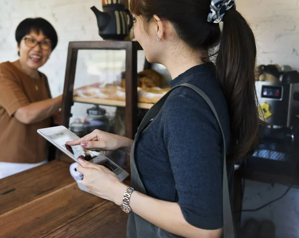 Mujer haciendo orden con tableta digital — Foto de Stock