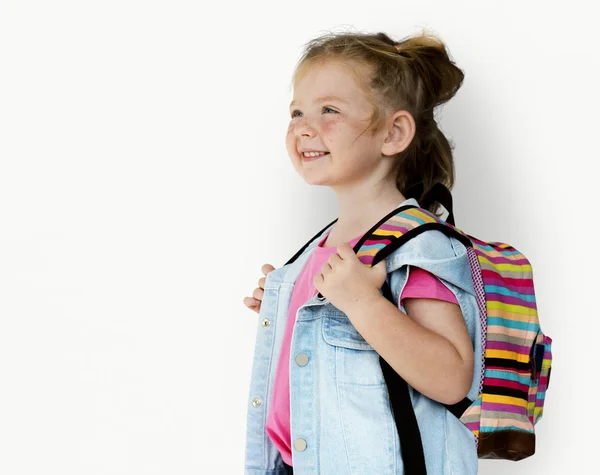 Ragazza sorridente e indossando borsa da viaggio — Foto Stock