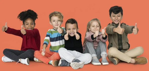 Kinder zeigen Daumen hoch — Stockfoto