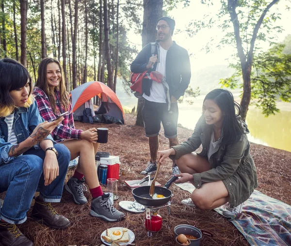 Turistas almorzando en el bosque — Foto de Stock