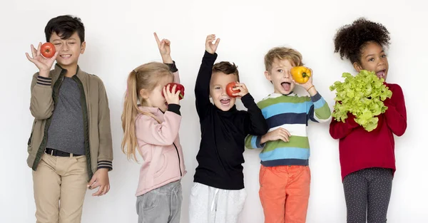 Kinder halten Gemüse in der Hand — Stockfoto