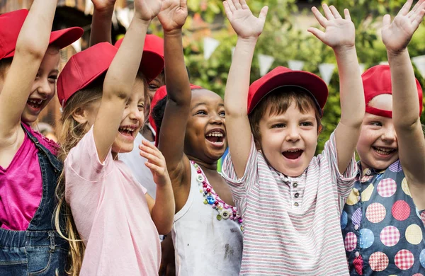 Niños pequeños felices sonriendo — Foto de Stock