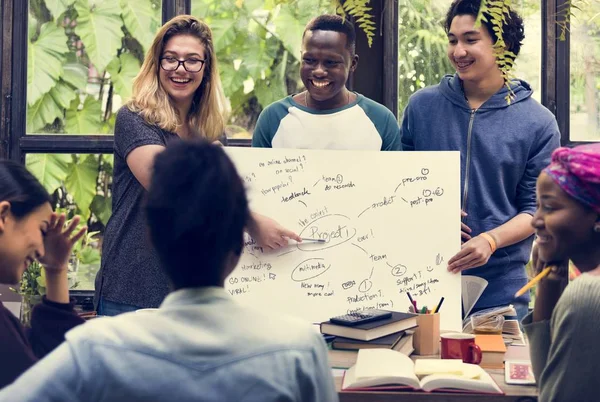 Groep studenten samen leren — Stockfoto