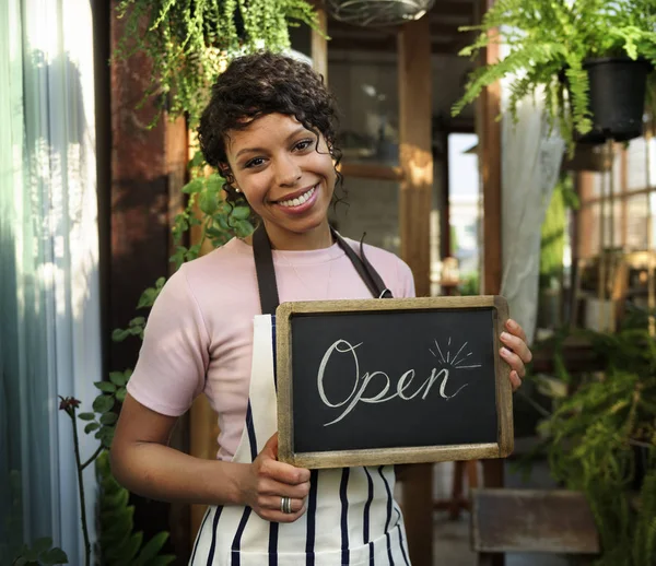 Vrouw opknoping open teken — Stockfoto