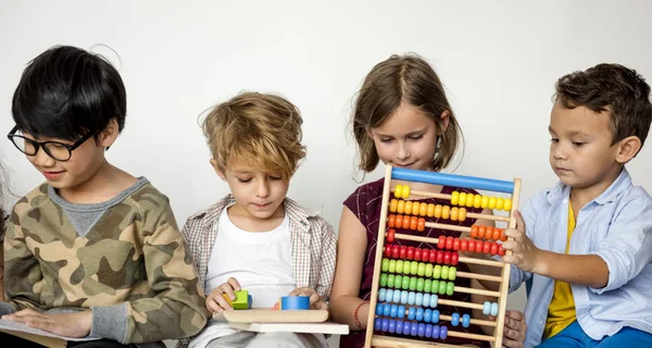 Crianças estudando juntas e usando pontuações — Fotografia de Stock