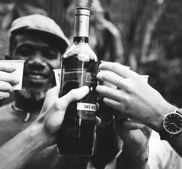 Männer trinken gemeinsam Wein — Stockfoto