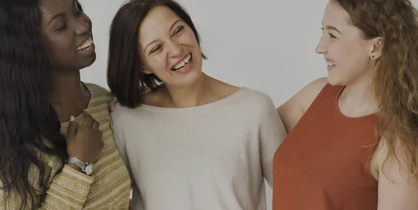 Sonriendo diversas mujeres —  Fotos de Stock