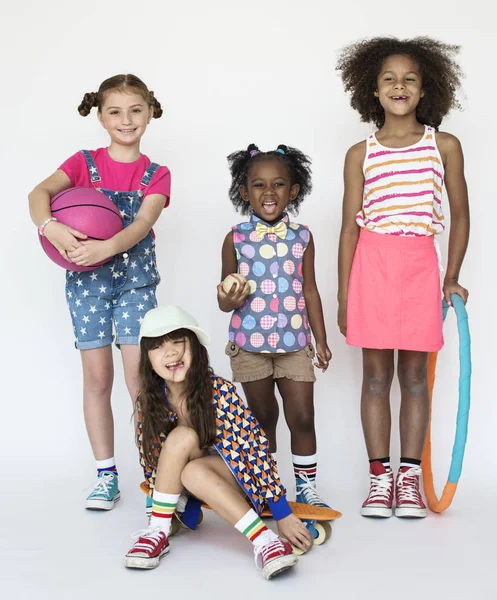 Heureux sportif les enfants posant en studio — Photo