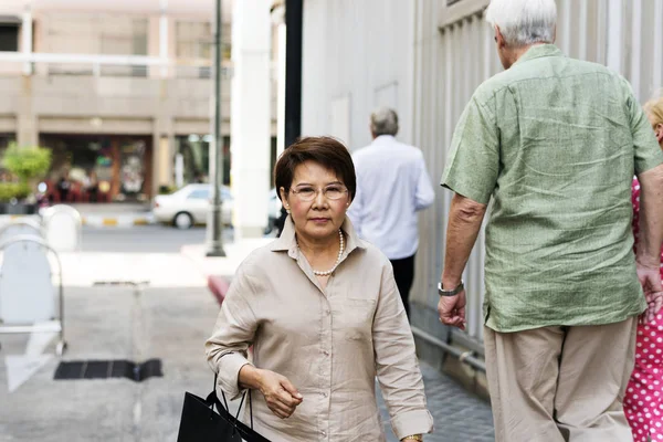 Personnes âgées adultes avec sacs à provisions — Photo