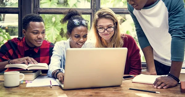 Fleretniske studenter som brainstormer – stockfoto