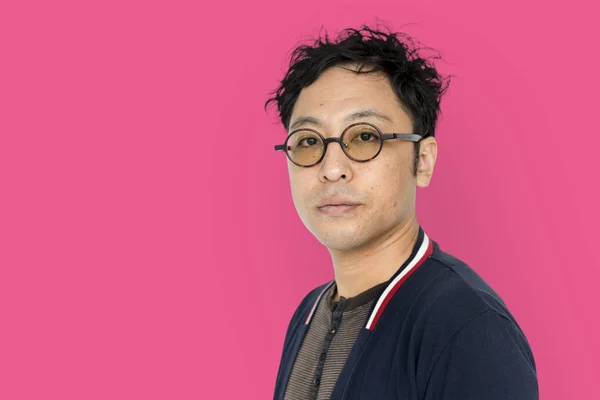 Vacker asiatisk man i glasögon — Stockfoto