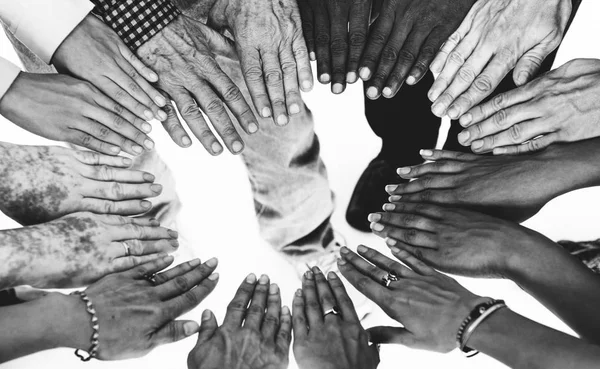 Grupo de manos humanas reunidas — Foto de Stock