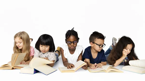 Παιδιά που διαβάζουν βιβλία — Φωτογραφία Αρχείου