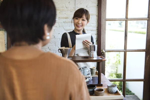 Servitrisen skriver ordning till en bärbar dator — Stockfoto