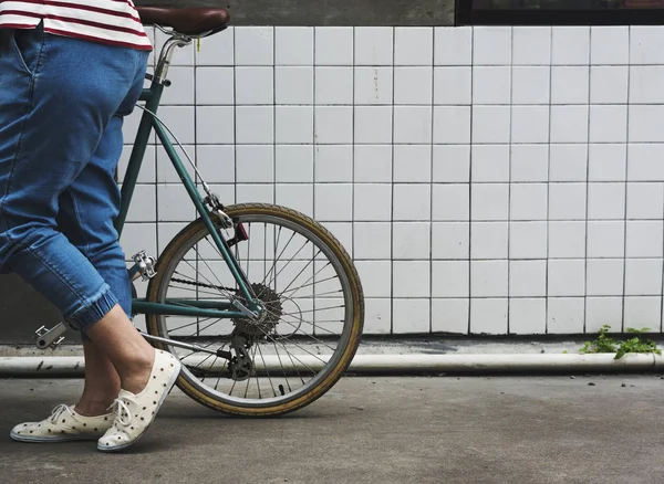 Voksen kvinne med sykkel – stockfoto