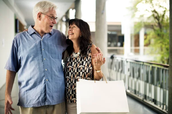 Persone che vanno a fare shopping insieme — Foto Stock