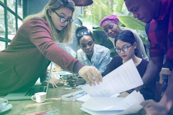 Estudiantes de diversidad estudiando —  Fotos de Stock