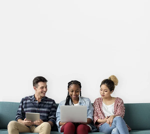 Studenten met behulp van digitale apparaten — Stockfoto