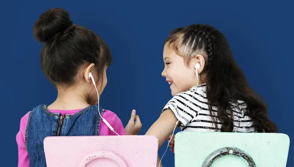 Duas meninas ouvindo música em fones de ouvido — Fotografia de Stock