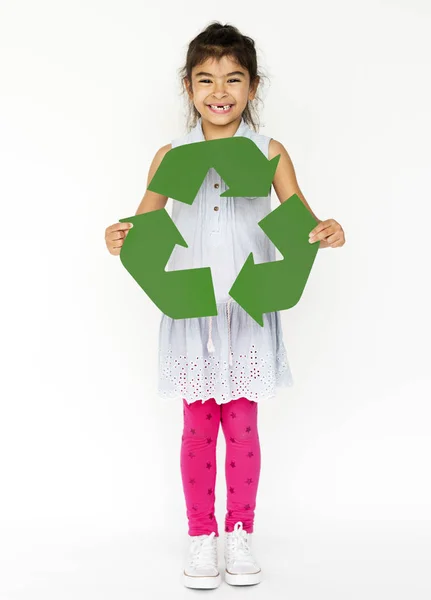 Girl gazdaság recycle szimbólum — Stock Fotó