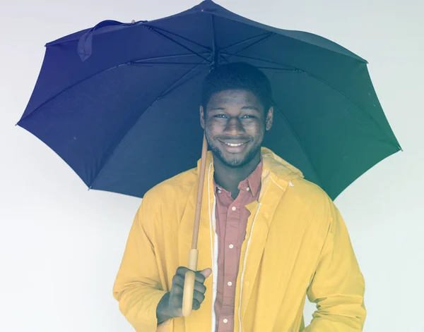 Homem segurando guarda-chuva — Fotografia de Stock