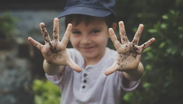 Anak kecil menunjukkan tangan kotor — Stok Foto