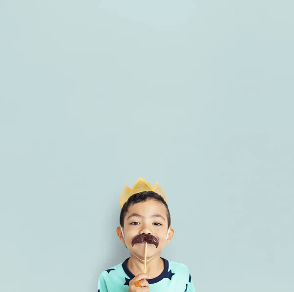 Kleiner Junge mit Papierschnurrbart — Stockfoto