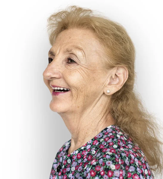 Senior vrouw die lacht in studio — Stockfoto