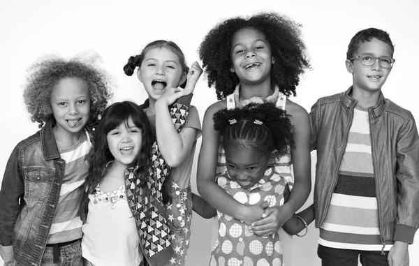Rozmanitost děti společně s úsměvem — Stock fotografie