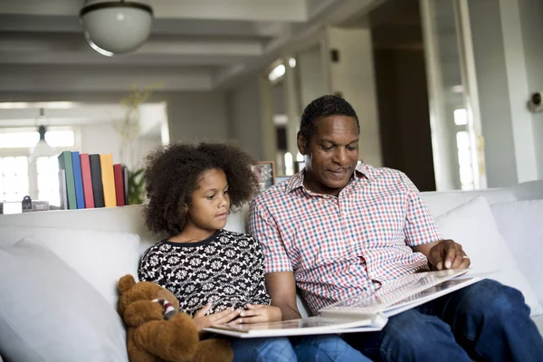 Padre e hija en casa — Foto de Stock